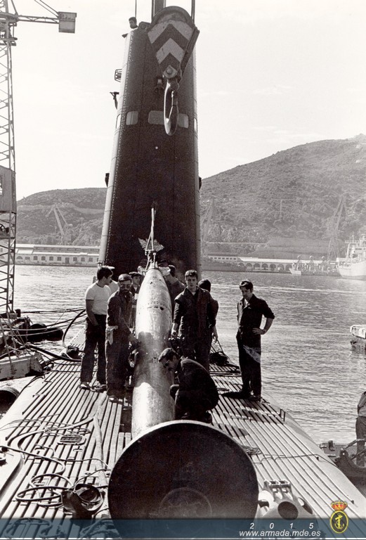 1977. Embarque de torpedos en S-32.